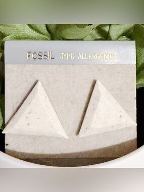 NWT FOSSIL White Speckled Triangle Stud Pierced Earrings